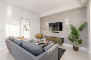 Stunning 2 bed penthouse, panoramic views & parking